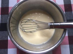 加入牛奶并搅拌均匀