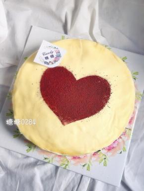 直到饼皮奶油都层层叠好～A4纸中间剪出一个爱心，然后放在千层最上面，撒上可可粉装饰