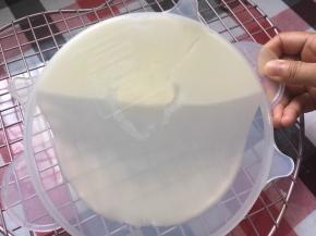 把饼皮摊放在网架上放凉备用～