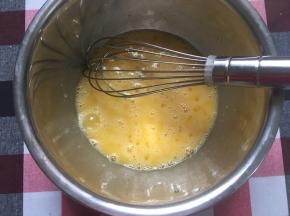 鸡蛋加入细砂糖并搅拌均匀