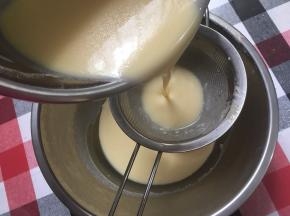 过筛混合物，最好过筛3次～让千层皮更细腻