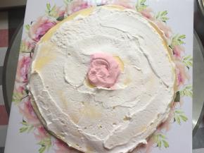 到第三层的时候，中间加点浅粉色的奶油在中间～小一圈～然后一层一层慢慢加大又变小～