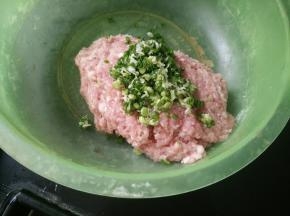 猪肉剁碎，加入葱花。