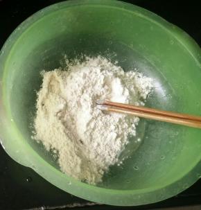 准备面粉，加入适量适量水，调成糊状。
