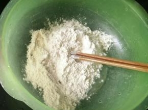 准备面粉，加入适量适量水，调成糊状。