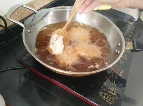 锅烧热放足够玉米油，待油温七八热下莲藕合。炸到藕合两面金黄即可，出锅控油。