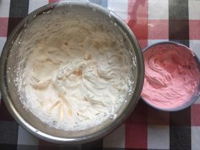 细砂糖一次性加入淡奶油里打发至9分发，其中留100g淡奶油加上红色色素打发至粉色奶油