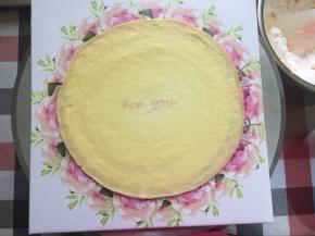饼皮摊平在底托上