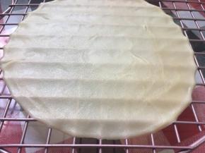 饼皮又薄又均匀～再弄另一张饼皮，直到一张张饼皮都制作完成～