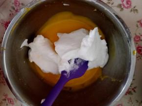 5．	取1/3蛋白加入蛋黄糊里，翻拌均匀，