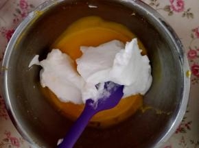 5．	取1/3蛋白加入蛋黄糊里，翻拌均匀，