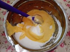 6．	再将拌好的面糊倒入蛋白中，翻拌均匀，