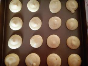 7．	蛋糕糊装入裱花袋里，剪一个小口，把蛋糕糊挤在不粘烤盘上，大小形状根据自己喜欢，我挤的大约直径是6厘米左右的圆形，