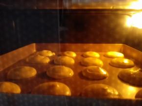 8．	烤箱预热，上下火，中层，170度，烤20分钟左右