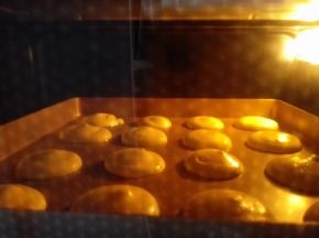 8．	烤箱预热，上下火，中层，170度，烤20分钟左右