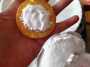 10.     取一片蛋糕片，抹上液体棉花糖，