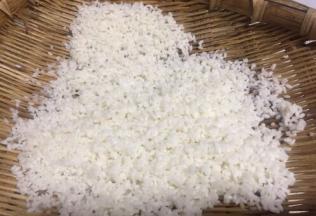 用筲箕沥起糯米