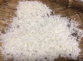 用筲箕沥起糯米
