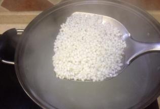 糯米清洗后，放入烧开水的锅里煮，10分钟后糯米已经透明只剩中心一点白