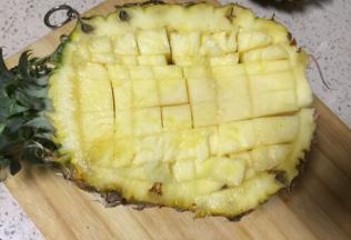 取多的一边周围划先用刀切一圈，再划成粒