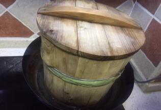 铁锅烧水放入蒸子，上气后放入沥好的糯米饭蒸15分钟左右