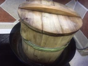 铁锅烧水放入蒸子，上气后放入沥好的糯米饭蒸15分钟左右