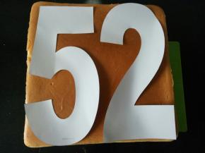 用打印机打印出自己所需要的数字，然后剪下来