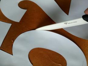 放蛋糕胚上用一把锋利的小刀沿数字把蛋糕割下来