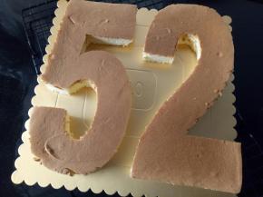 割好的蛋糕胚放底托上