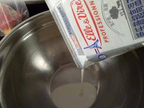 开始打发淡奶油，250克淡奶油放20克白砂糖用电动打蛋器打发（喜欢甜的可以把白砂糖加至25克，也就是白砂糖和淡奶油的比例为1:1）