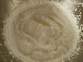 打发至7.8分发，也就是裱花的状态