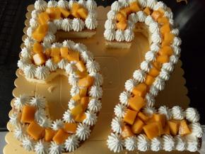 淡奶油装入裱花袋，用自己喜欢的裱花嘴挤一圈，中间放自己喜欢的水果（记住两层蛋糕中间最好夹一层水果，要不光奶油支撑不住蛋糕胚的重量）