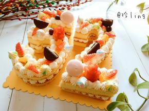 也是挤一圈淡奶油，中间放水果，发挥你的想象，装饰的漂漂亮亮的