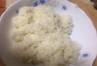 蒸子里的糯米饭已蒸熟，倒入碗里