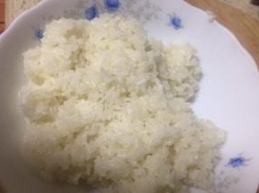 蒸子里的糯米饭已蒸熟，倒入碗里