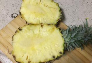 凤梨洗净表皮3:7的比例切下