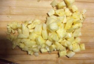 取出果粒用盐水浸泡片刻捞起沥干水分