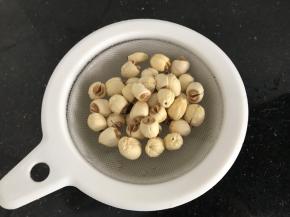 莲子洗净备用，有蕊的要去芯处理，否则会发苦味