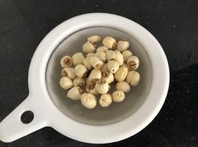 莲子洗净备用，有蕊的要去芯处理，否则会发苦味