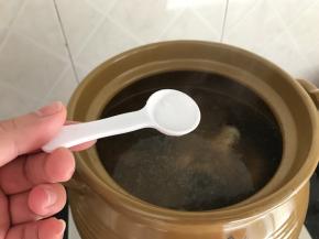 熄火前加入盐调味即可！