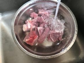 猪骨浸泡十来分钟去去血水