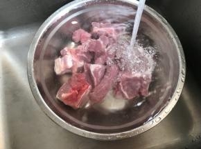 猪骨浸泡十来分钟去去血水