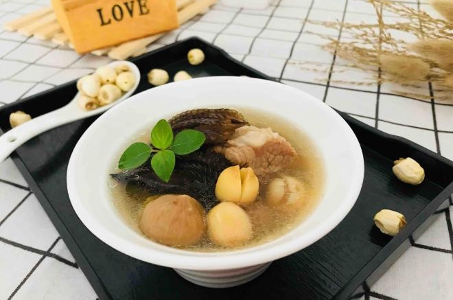 无花果莲子膨鱼腮扇骨汤