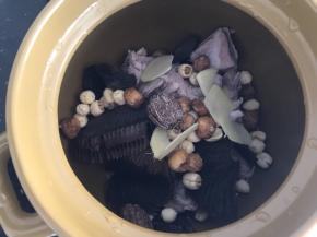 然后全部处理好清理干净的材料放入汤锅