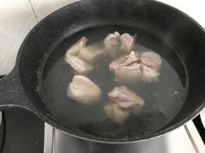 猪骨也飞水处理后捞出备用