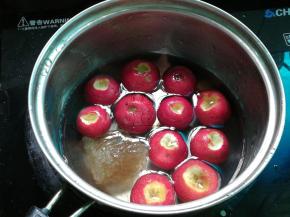 锅中加水250ml，放入洗净的山楂和冰糖，小火煮约30分钟；注意留点汁不要煮干了