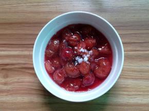 煮好的山楂带汁倒入碗中，加适量盐