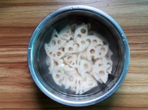 藕刨去外皮切薄片，如果不马上用可以先放加了醋的水里泡着