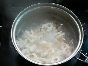 藕片入锅中焯至8成熟，捞出沥干