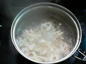 藕片入锅中焯至8成熟，捞出沥干